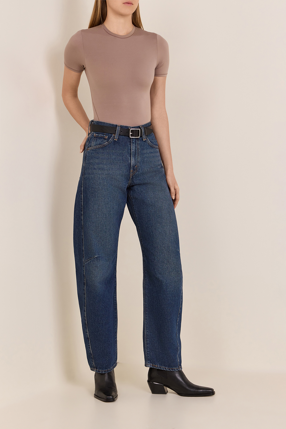 תמונת כל הלוק של מכנסי ג'ינס בלון ישרים